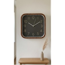 RELOJ DE PARED 28 CM CUADRADO BORDE MADERA FONDO NEGRO NUMEROS BLANCOS GRANDES
