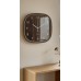 RELOJ DE PARED 28 CM CUADRADO BORDE Y FONDO SIMIL MADERA OSCURA NUMEROS BLANCOS