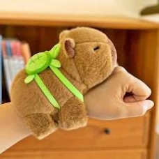 PULSERA CAPYBARA CON MOCHILA DE PELUCHE